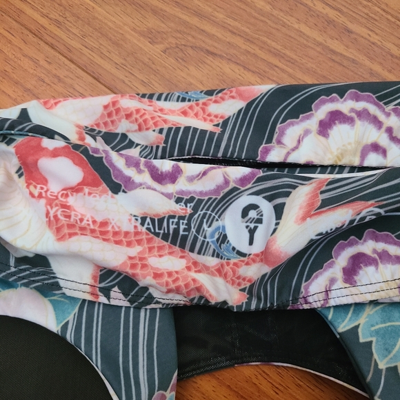 NWOT Yoga Democracy Limitless Sports Bra in Clever Koi - Picture 7 of 7